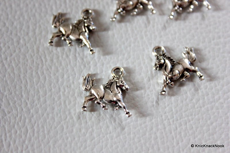 5 x Zinc Alloy Horse Pendants / Charms