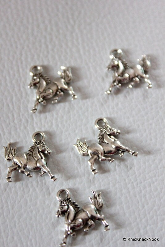 5 x Zinc Alloy Horse Pendants / Charms