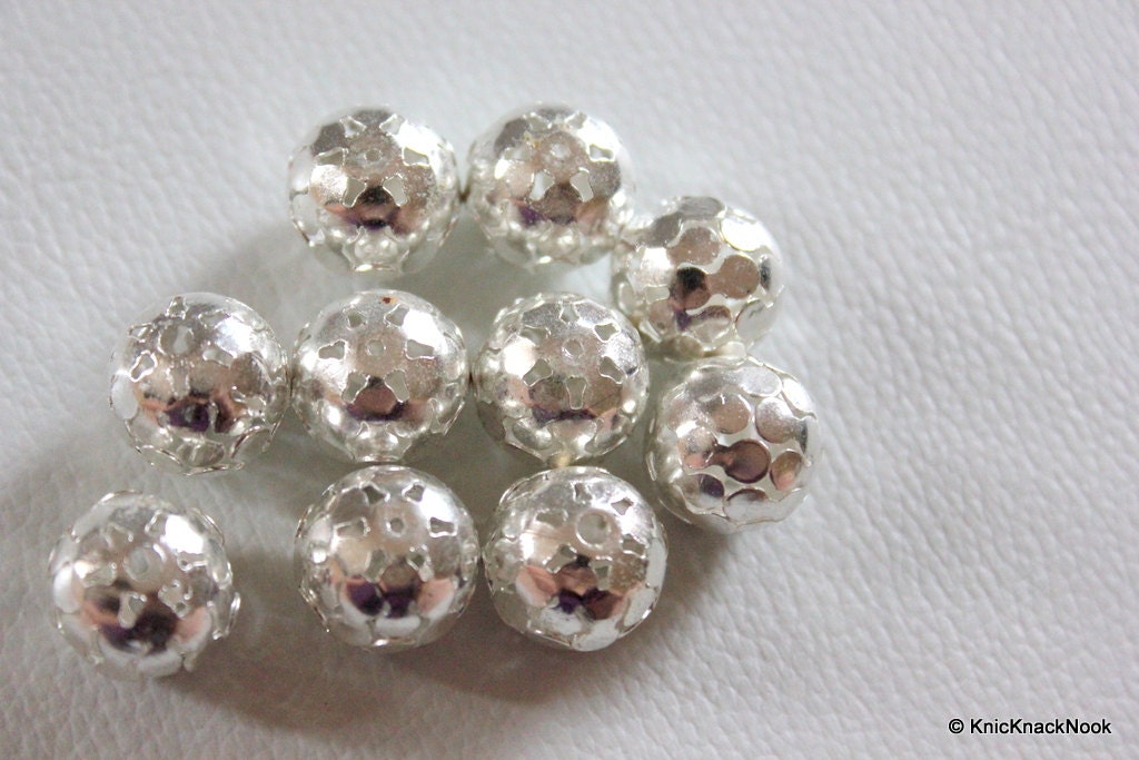 11 x Antique Look Silver Round Beads 15mm