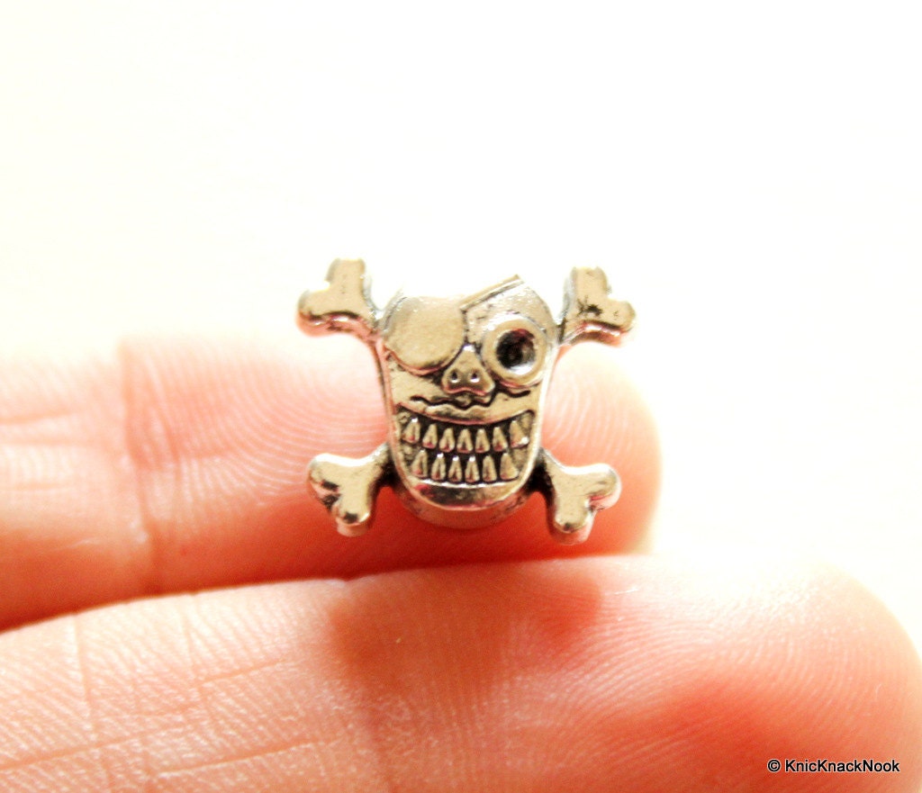 5 x Silver Tone Halloween Skull Pirate Charm Spacer Pendants